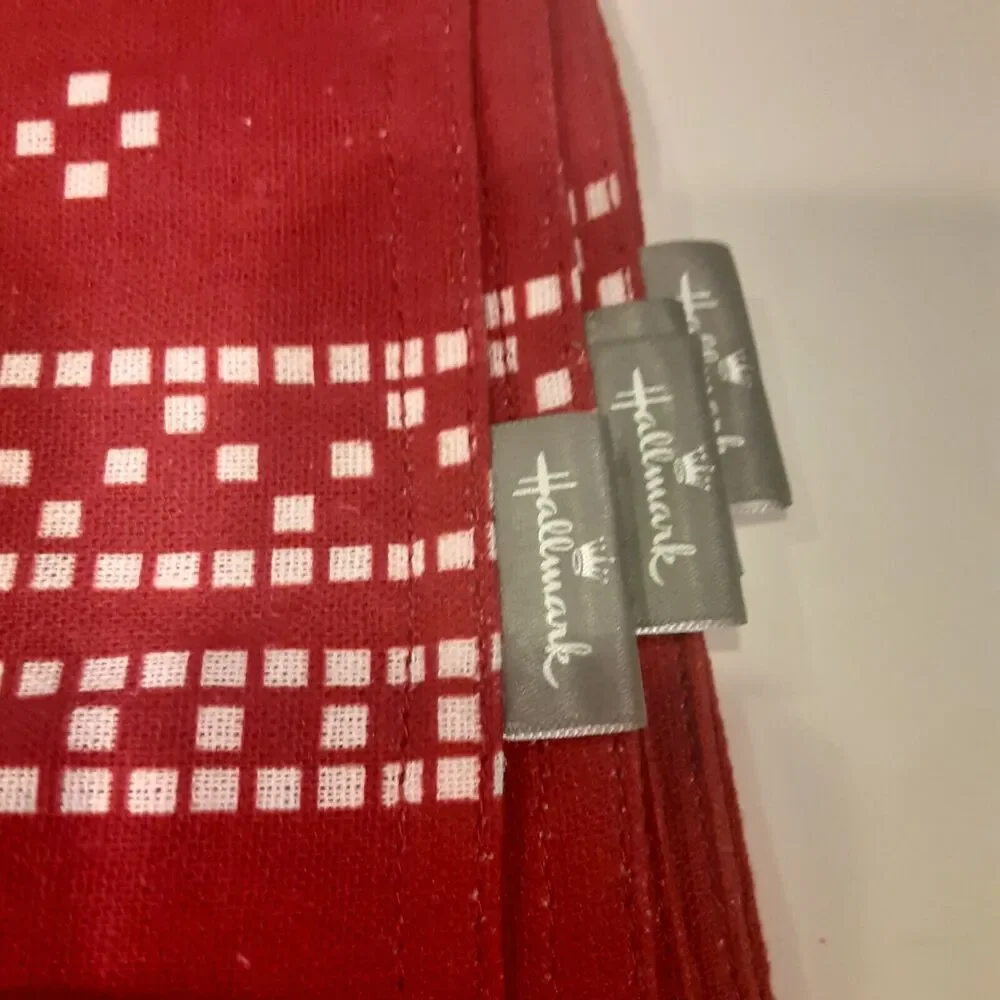 Hallmark Christmas Table Runner Reindeer /Snowflakes 12